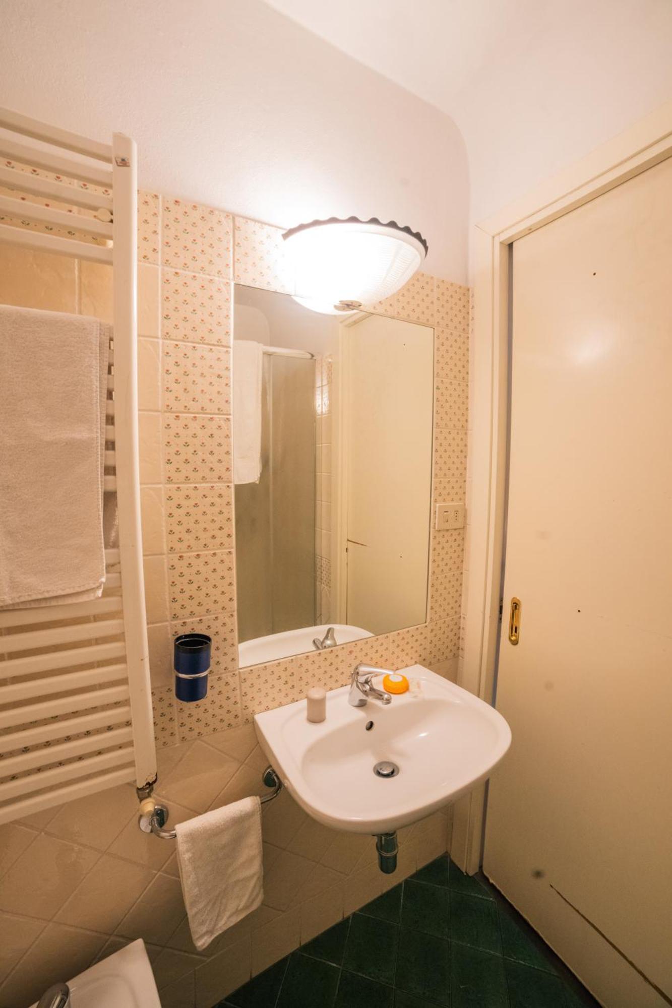 S4 Tower - Dolcevita Holiday Флоренция Экстерьер фото